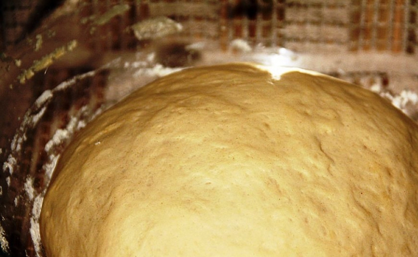 1. Этап. Вишневые булочки: В муку добавьте растопленное масло и дрожжи замесите тесто. Положите его в миску, накройте крышкой и оставьте на 45-50 минут подойти.