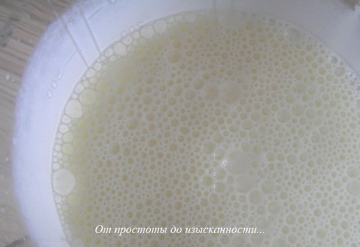 1. Этап. Блинчики с творогом, запеченные в сливках: Влейте сливки, еще немного взбейте до пышной пены.