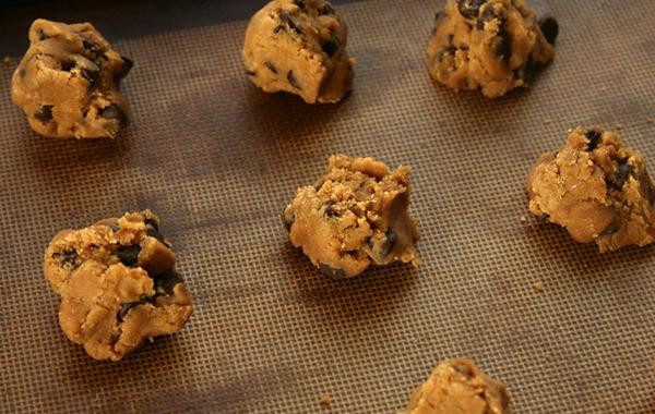 1. Этап. Ванильное печенье с шоколадом: 2. Накрыть тесто полиэтиленовой пленкой и поставить в холодильник на ночь или до 3 дней. Разогреть духовку до 175 градусов со стойкой в центре. Выстелить противень пергаментной бумагой или силиконовым ковриком. Выложить тесто на противень, используя на одно печенье примерно 1 столовую ложку теста. Печенье должно располагаться на расстоянии 2,-5-5 см друг от друга.