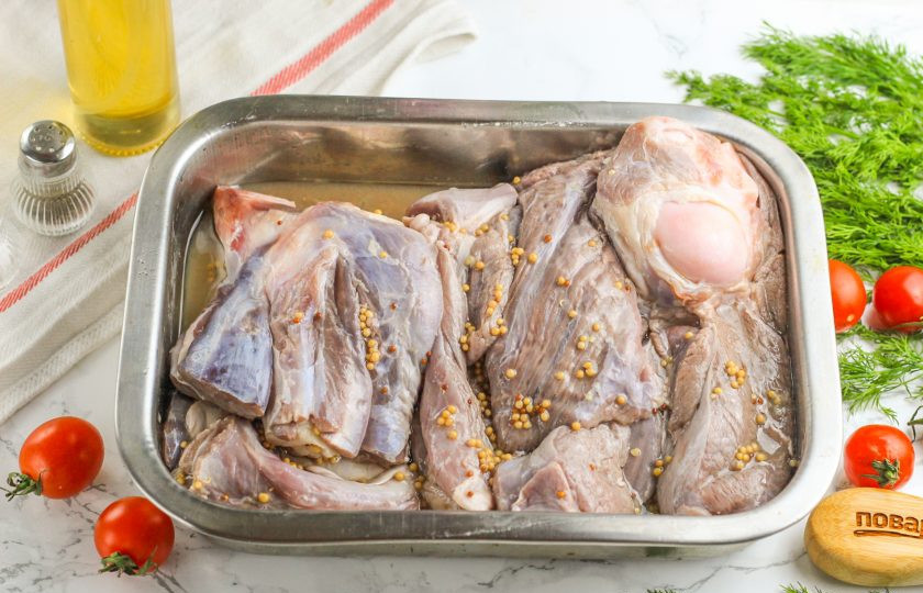 1. Этап. Баранья нога в духовке с овощами: Смажьте форму половиной растительного масла и выложите в нее маринованную баранину. Накройте форму фольгой и отправьте в духовку при 180 градусах на 1,5 часа.