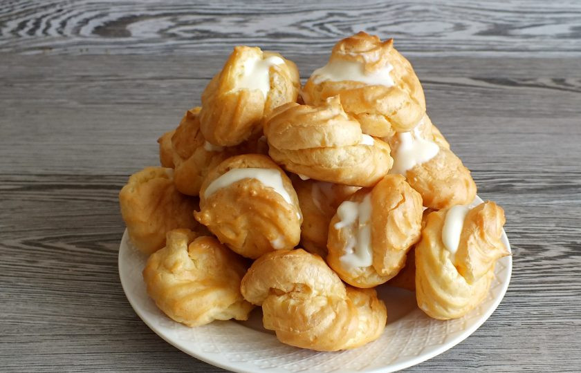 1. Этап. Профитроли с кремом Пломбир: Заготовки наполните кремом. Уберите пирожные на 20 минут в морозильную камеру. После подавайте к столу.