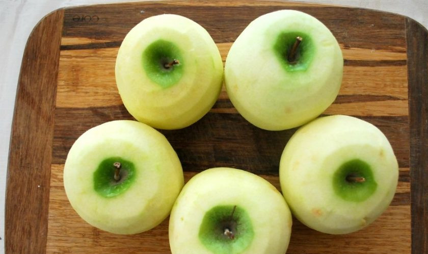 1. Этап. Шарлотка с яблоком: 1. Вымойте и очистите яблоки от кожуры.