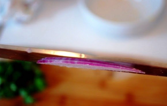 1. Этап. Салат с курицей-гриль: Красный лук нарезаем тонкими кольцами (или полукольцами, как больше нравится).