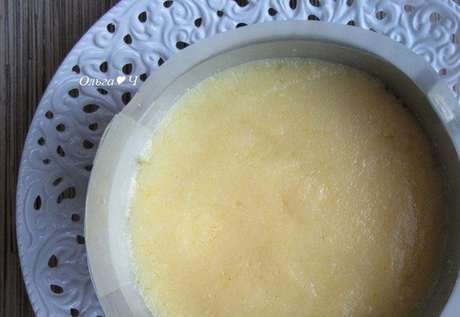 1. Этап. Торт Трио Браволли: Выложите крем на средний корж. Накройте верхним коржом, слегка прижмите.