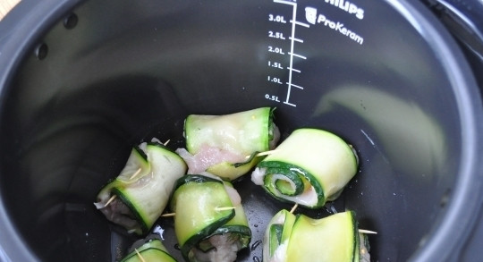 1. Этап. Нежные рулетики из кабачков с куриным филе: Смажьте дно чаши мультиварки растительным маслом. Выложите туда рулетики. Поставьте мультварку в режим запекания на сорок минут.