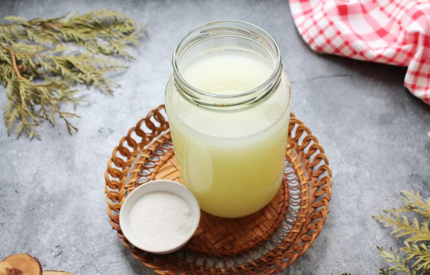 1. Этап. Квас из молочной сыворотки: В банку влейте теплую сыворотку, добавьте сахар и перемешайте до растворения.