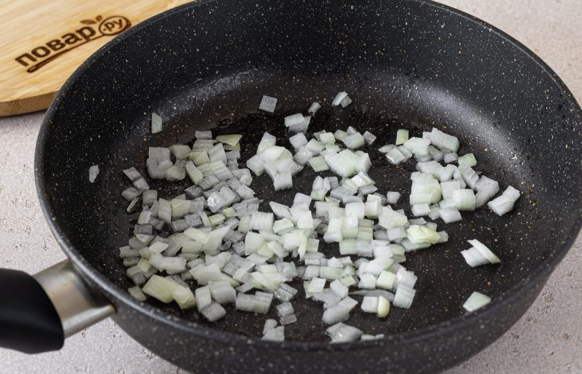 1. Этап. Гречка с тофу: Репчатый лук нарежьте на небольшие кубики. Обжарьте до золотистого цвета несколько минут. Отложите жареный лук в сторону.