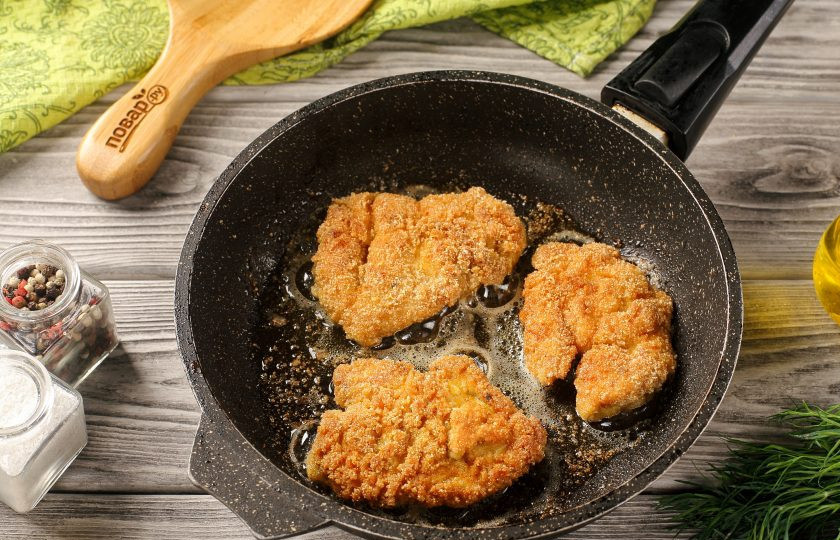 1. Этап. Курица по-арабски в духовке: Выложите на разогретую сковороду с маслом и обжарьте на сильном огне с двух сторон до румяной корочки.