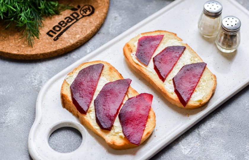 1. Этап. Датские бутерброды: Вареную свеклу нарежьте ломтиками и выложите поверх хлеба.