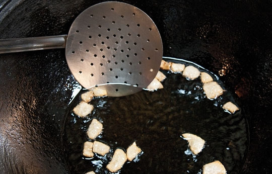 1. Этап. Байрам-плов: В разогретом казане сначала вытопите сало.