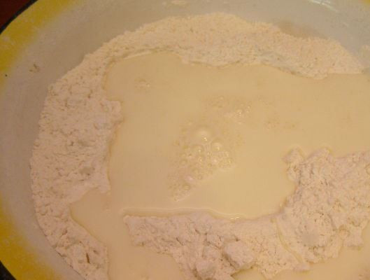 1. Этап. Блинчики на молоке ажурные: 1. Смешаем для начала все сухие ингредиенты (муку лучше просеять). Затем вливаем растительное масло и половину молока. Перемешаем.