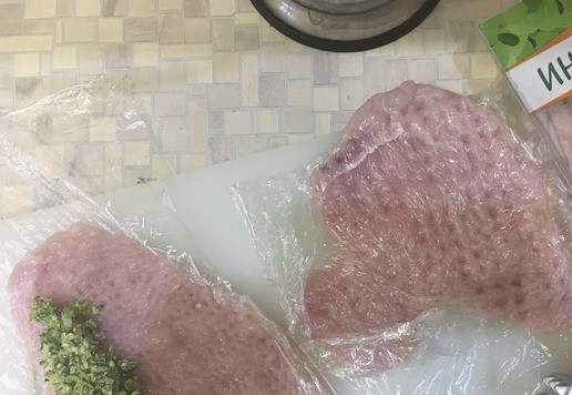 1. Этап. Рулет из индейки с пикантной начинкой: Выложить на подготовленные стейки по ложке начинки. Свернуть по длинной стороне в небольшие рулетики.