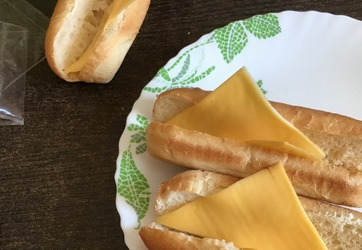 1. Этап. Хот-дог со свининой терияки: Булочки прогреть в микроволновой печи или в духовке. С одной стороны сделать разрез, на прорезая противоположный край. Раскрыть булочку. Ломтики плавленого сыра разрезать по диагонали и вложить в булочки с обеих сторон.