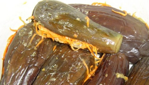 1. Этап. Квашеные баклажаны с морковкой и чесноком: Фаршируйте баклажаны такой начинкой, перевяжите их нитью, чтобы они оставались цельными, и опустите в отдельную емкость.