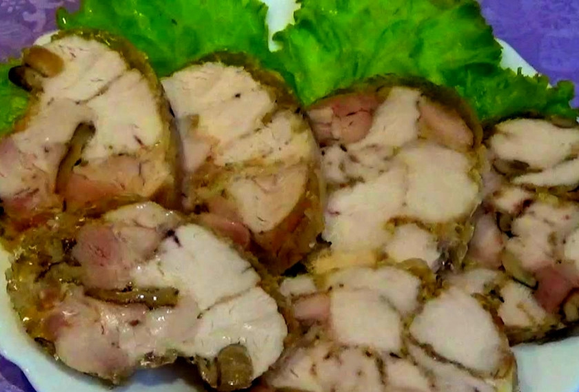 1. Этап. Куриный рулет в аэрогриле: Когда рулет остынет, перекладываем его в холодильник на пару-тройку часов. Тогда он схватится и его можно будет смело нарезать тонкими кружками. Подаем с любым гарниром, а также в качестве закуски. Приятного аппетита!