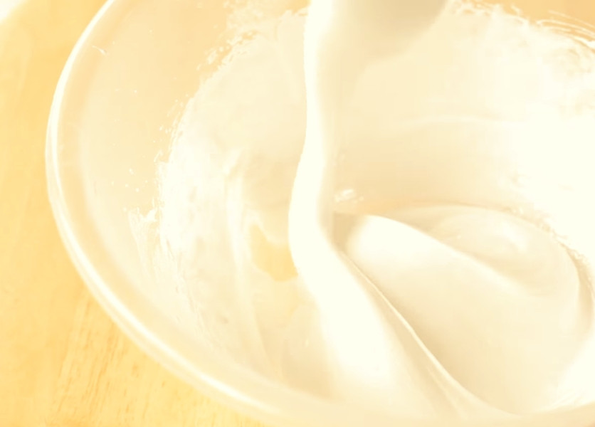 1. Этап. Безе для украшения тортов и пирожных: 3. Взбейте миксером до белой, плотной, блестящей массы.