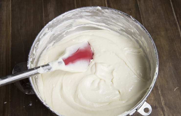 1. Этап. Белый шоколадный торт: 4. Три белка взбейте со щепоткой соли до пиков. Смешайте мучную и масляную массы, затем добавьте белки, снова перемешайте до получения однородного теста.