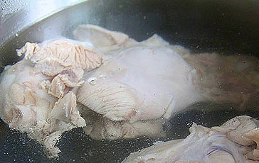 1. Этап. Суп рисовый с картофелем: Крылья индейки тщательно промыть, сложить в кастрюлю, залить водой и поставить на средний огонь. Как только бульон закипит - снять пену, посолить, добавить целую очищенную луковицу и лавровый лист. Варить на медленном огне под крышкой до тех пор, пока мясо не станет легко отделяться от костей.