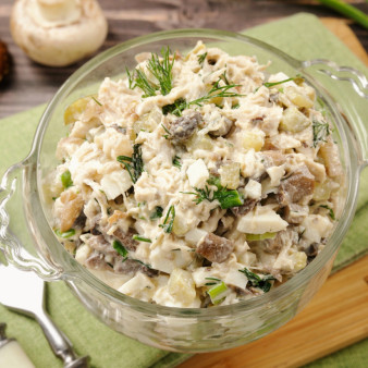 Салат с курицей, грибами и маринованными огурцами