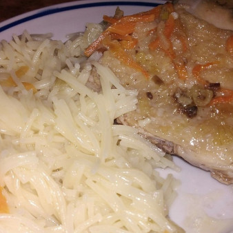 Курица с подливой и овощами