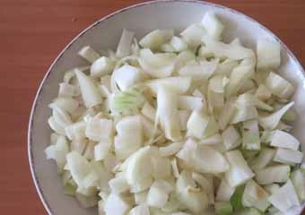 1. Этап. Кабачковая икра без перца: очищаем репчатый лук, нарезаем кубиками.