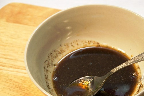 1. Этап. Салат гусарский с говядиной: Смешайте для маринада гранатовый и соевый соусы, а также сахар.