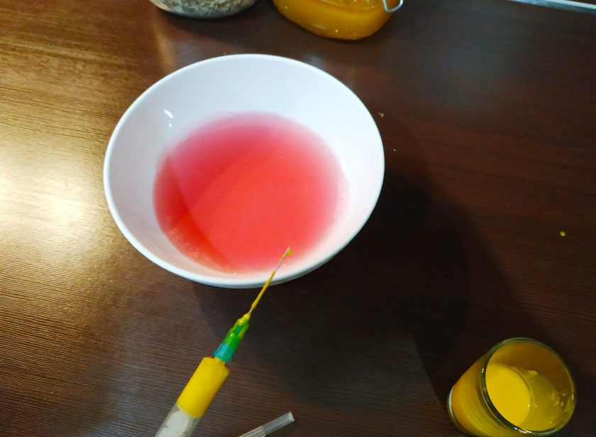 1. Этап. Праздничное желе: Когда основа из ягодного компота застынет, можно начинать творить. Наполните шприц окрашенным молоком и аккуратно вводите в желе.