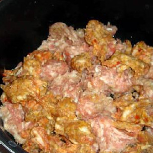 1. Этап. Запеченный Зити: Снимите кожуру и обжарьте колбасу в 2 ложках оливкового масла.