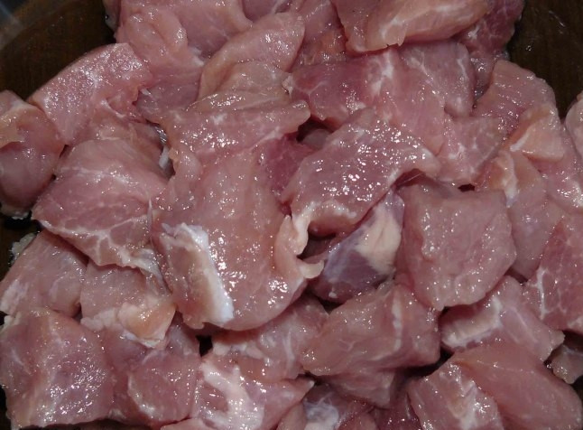 1. Этап. Свинина с фасолью в горшочках: Свинину режем небольшими кусочками шириной около 3 сантиметров.