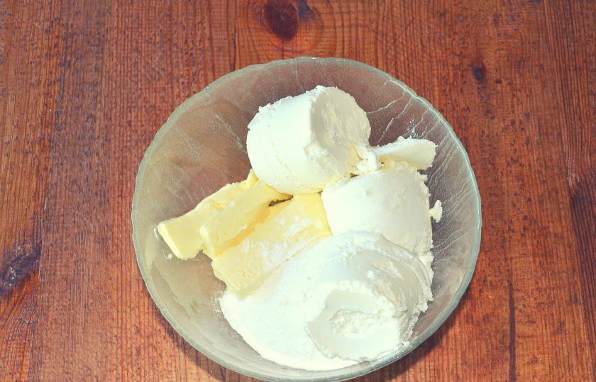 1. Этап. Торт Темный Ларри: Для приготовления крема взбейте охлажденный творожный сыр с размягченным сливочным маслом и сахарной пудрой.