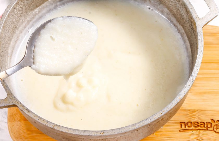 1. Этап. Манная каша для ребенка: Помешивайте кашу примерно 4-5 минут, пока она не загустеет до нужной вам плотности. Попробуйте манную кашу на вкус.