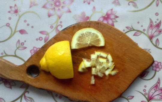 1. Этап. Карась в фольге в духовке: 4. Вымойте лимончик. Нарежьте 4-5 тонких кружочка, а дальше измельчите кубиками (количество лимона зависит от ваших вкусовых предпочтений).