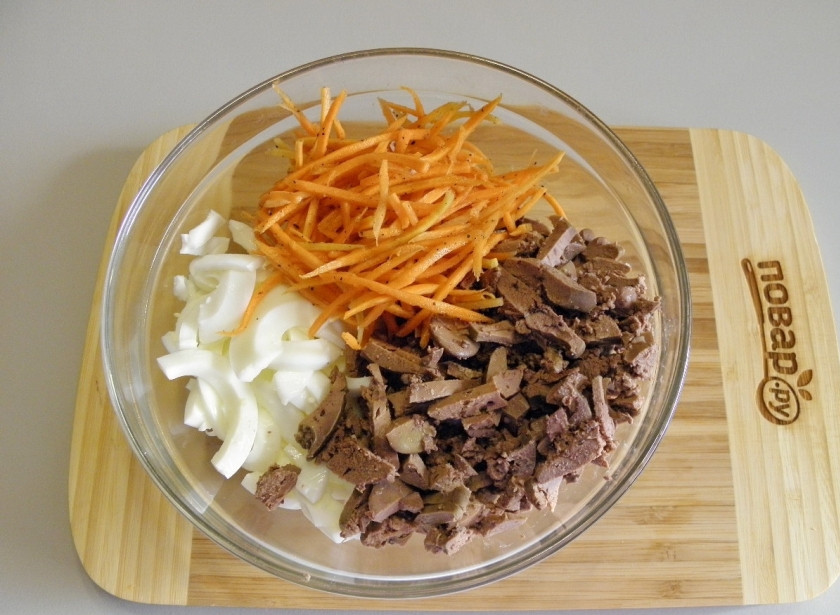 1. Этап. Салат Петушок с корейской морковкой: Отделите желтки от белков. Желтки оставьте для украшения салата, также отложите не большой кусочек печени. Остальные продукты порежьте соломкой. Сложите в салатник.