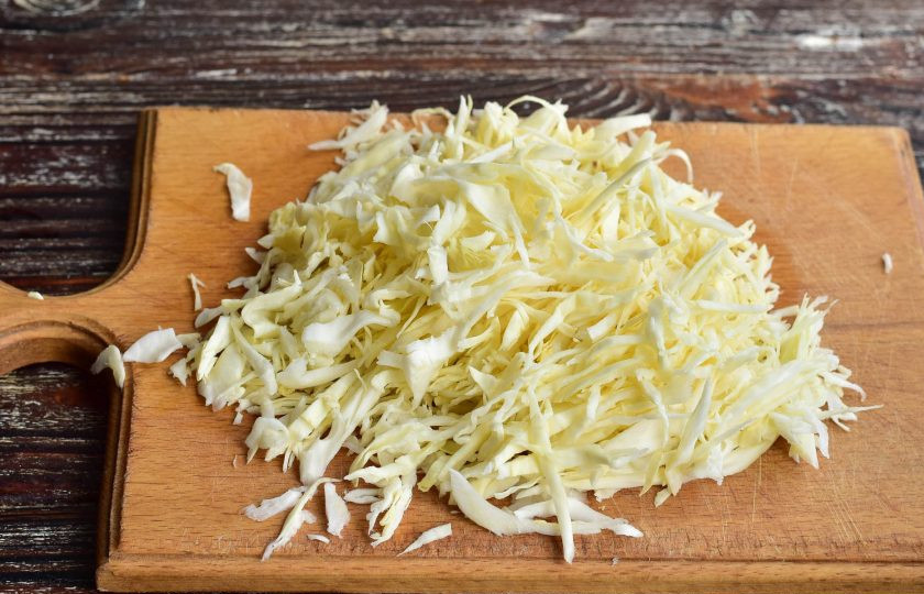 1. Этап. Беляши с капустой: Нашинкуйте капусту.