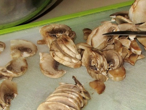 1. Этап. Курица по-королевски: Пока тесто выпекается, мы займемся подготовкой начинки. Шампиньоны промываем, а затем нарезаем тонкими пластинками.