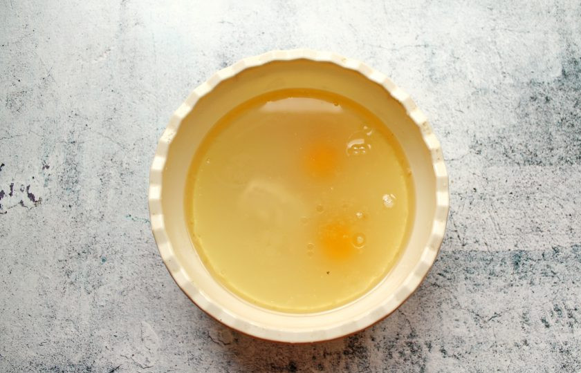 1. Этап. Пирожки с кабачком и фаршем: В миску влейте растительное масло, разбейте яйца и перемешайте до однородности.