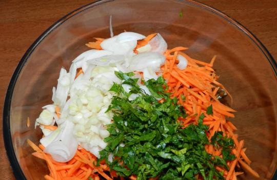 1. Этап. Жареные баклажаны с морковью и чесноком: 10. К баклажанам добавить морковь, лук, чеснок и зелень. Лук предварительно можно ошпарить кипятком, чтобы удалить горечь.