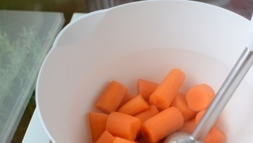 1. Этап. Морковный суп-пюре с имбирем: Отварить морковь и измельчить ее блендером.