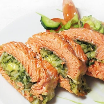 1. Этап. Фаршированный рулет из семги с рисом и шпинатом: Остается только нарезать и подать рулет в теплом или холодном виде. Приятного аппетита!