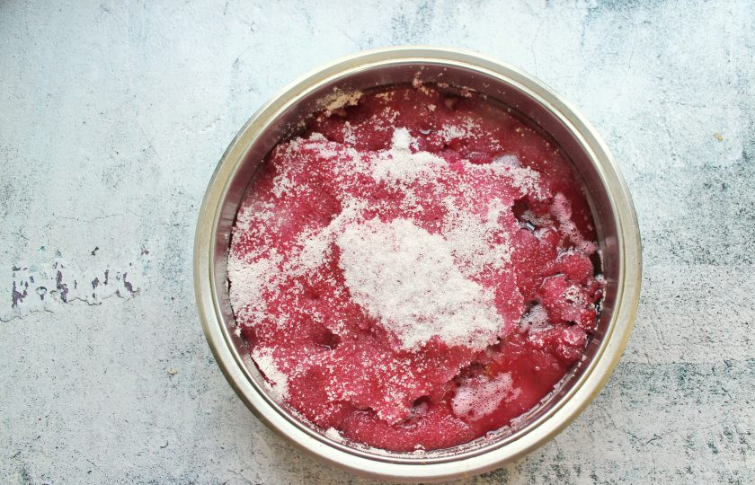 1. Этап. Варенье из малины с абрикосами: Малину положите в таз и засыпьте сахаром. Оставьте на 8 часов, чтобы ягоды пустили сок.