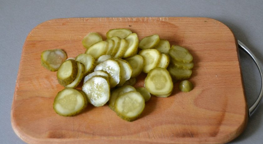 1. Этап. Скумбрия по-царски: Порежьте огурцы. В данном рецепте они нарезаны кружочками, но я бы рекомендовала нарезать брусочками, так они будут выглядеть более фактурно на срезе.