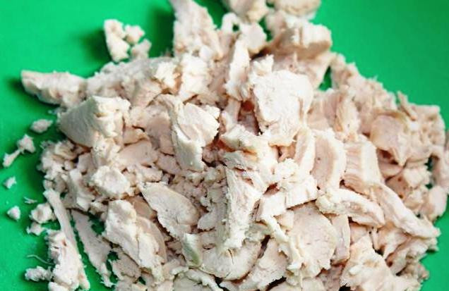 1. Этап. Салат Романтика: Курятину отварите и нарежьте.