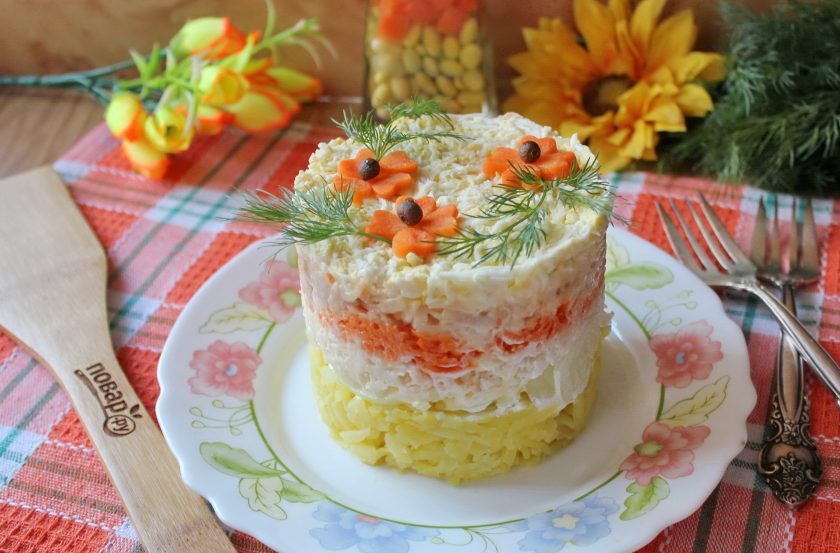 1. Этап. Салат Генеральский с редькой: С помощью кольца выложите салат слоями в такой последовательности: картофель, лук, редька, морковь, яблоко и яйца. Каждый слой посолите, поперчите и покройте сеточкой майонеза. Если у вас горькая черная редька, то её смажьте сметаной. Украсьте салат и подавайте к столу.