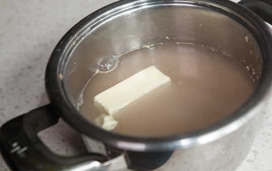 1. Этап. Пшеничная сечка: 4. Положите кусочек сливочного масла.