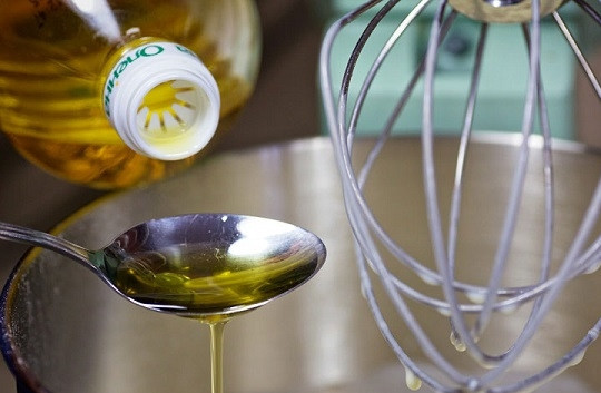 1. Этап. Блинное тесто: 6. В конце прямо в тесто влейте растительное масло. Если вы будете использовать для жарки сковороду с антипригарным покрытием, то ее не нужно смазывать маслом. Иначе блинчики будут жирными.