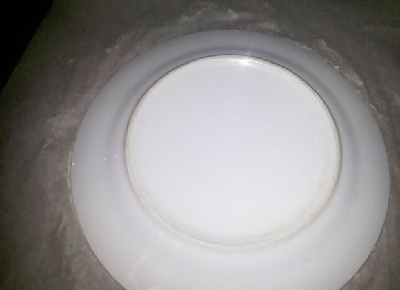 1. Этап. Торт Наполеон старый: После этого каждый шарик раскатайте в тонкий круг и выровняйте его по большой форме (например, по тарелке).