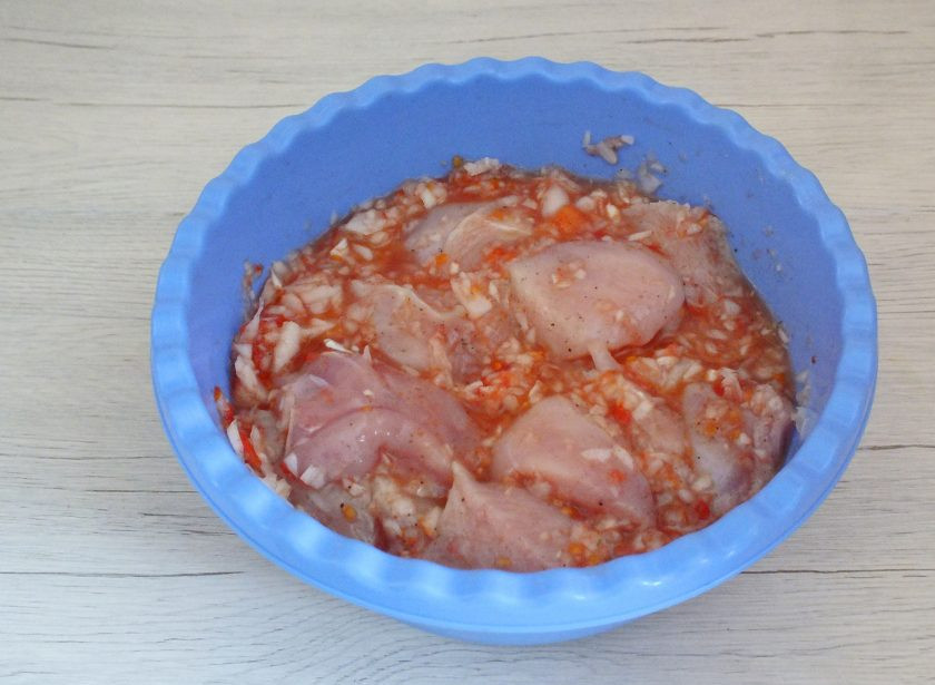 1. Этап. Шашлык из курицы с луком: За 30 минут до истечения времени курицу посолите. Хорошо перемешайте и оставьте до окончания процесса.