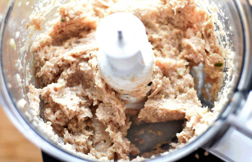 1. Этап. Куриные зразы с печенью и яблоком: Куриное филе пробейте блендером или пропустите через мясорубку вместе с небольшой луковицей и овсяными хлопьями. Добавьте холодное молока, яйцо, соль, перец и хорошо вымешайте фарш.