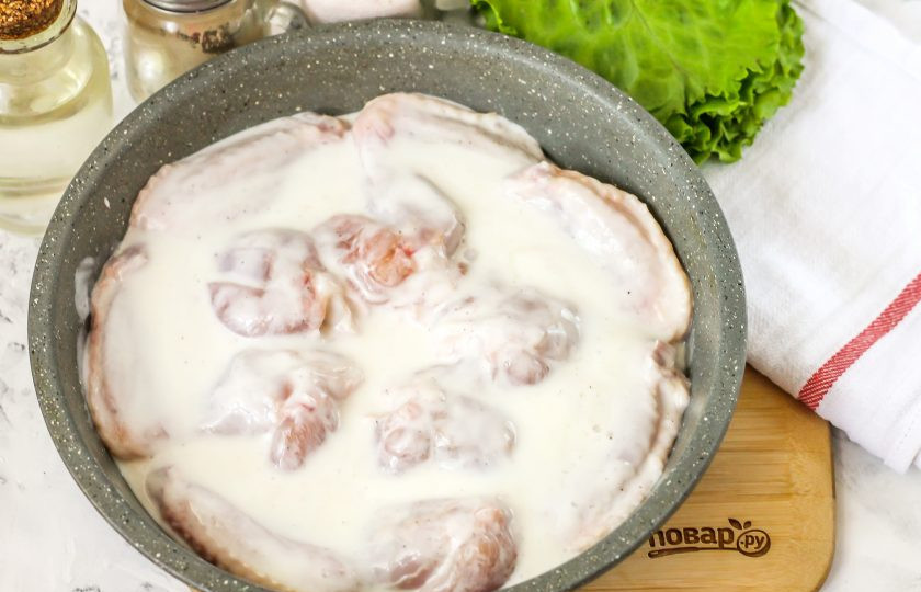 1. Этап. Крылышки в кефире в духовке: Выложите содержимое емкости в форму для запекания, разровняйте. Духовку прогрейте до 200 градусов, поместите форму в духовку и запеките блюдо примерно 35-40 минут до румяности.