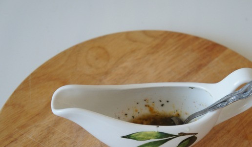 1. Этап. Салат с тушёнкой из индейки: Подготовить соус. Смешать оливковое масло, горчицу и лимонный сок. Добавить специи: соль, перец чёрный и красный острый, сушёный чеснок, итальянские травы.